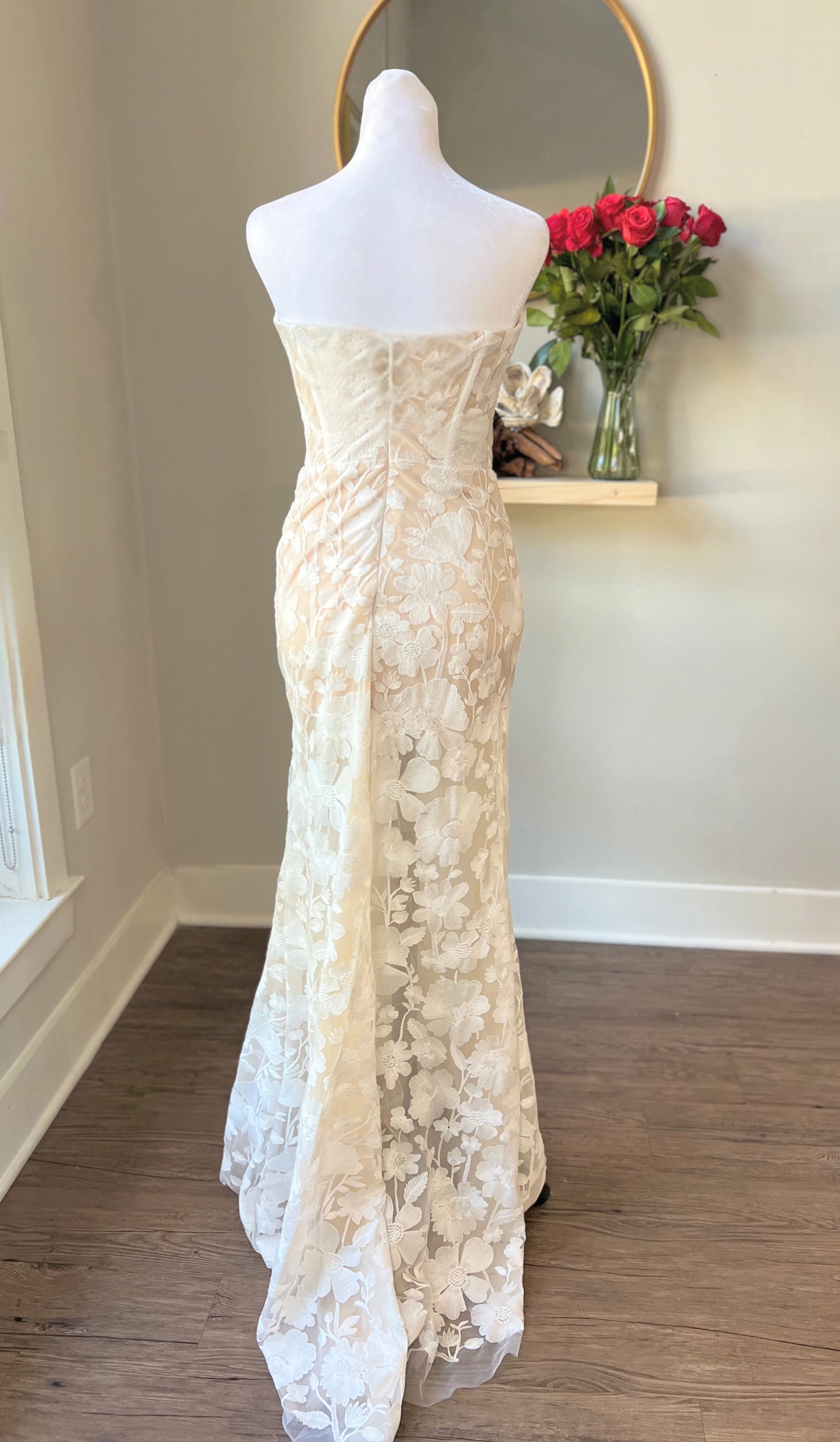 Romantic Floral Lace Wedding Dress with Sweetheart Neckline