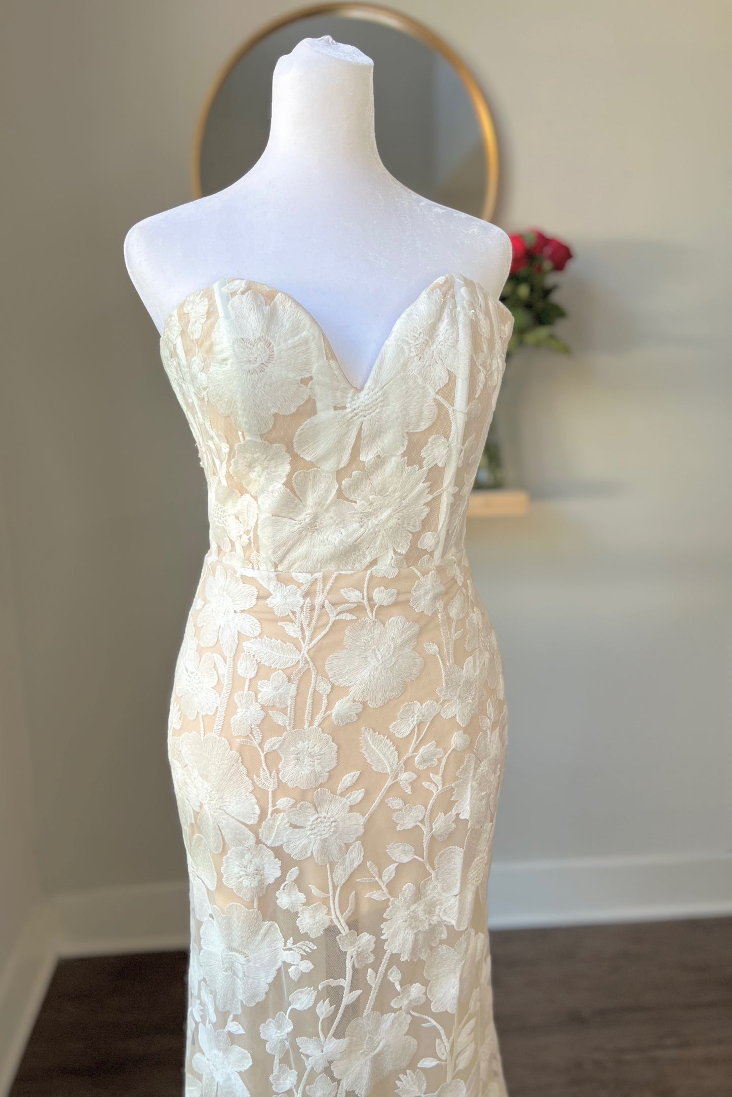 Romantic Floral Lace Wedding Dress with Sweetheart Neckline