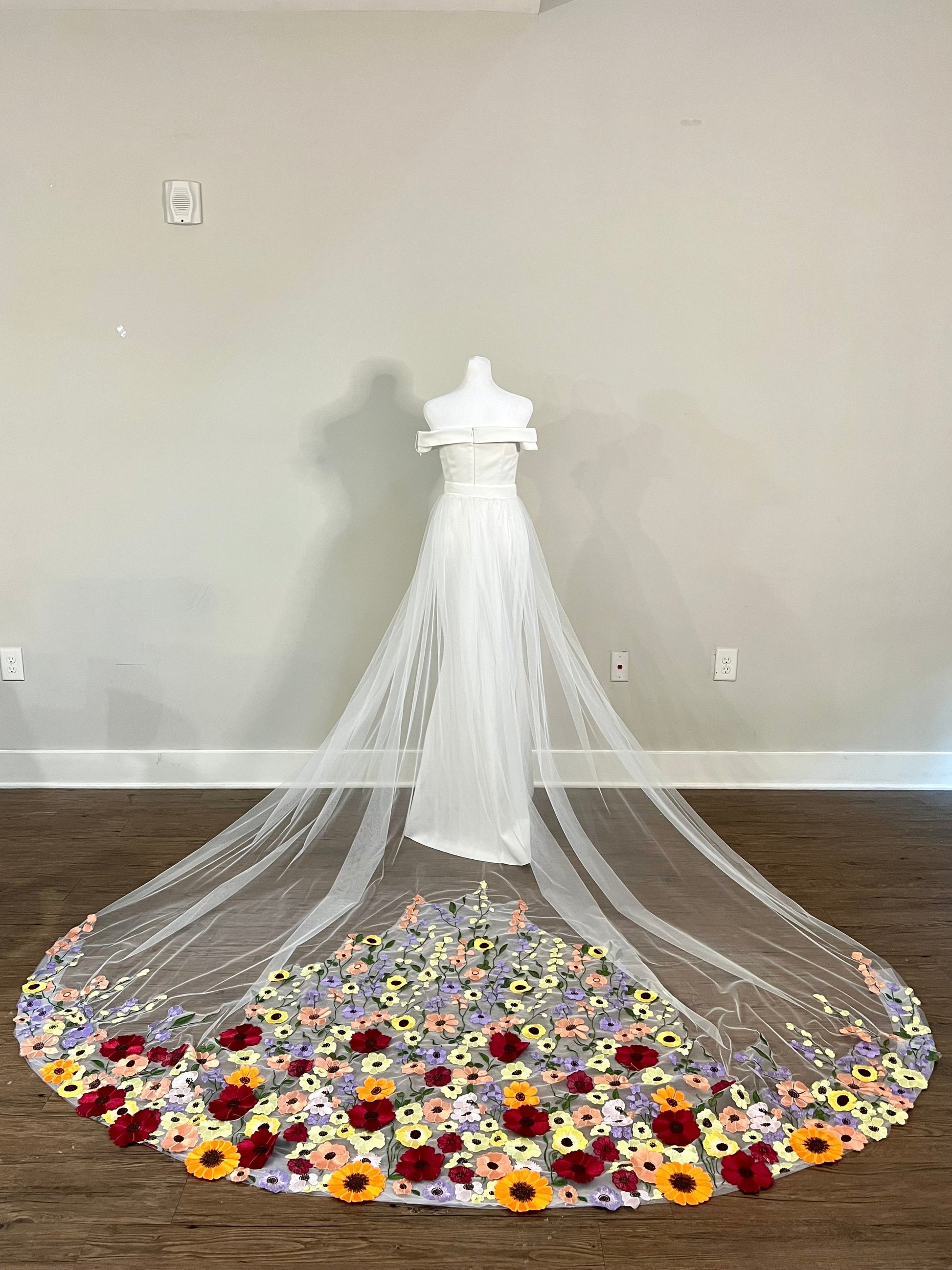 Beautiful 3D flowers wedding train, detachable fun bridal skirt, photoshoot tulle skirt, floral wedding skirt, tulle skirt with flowers on it