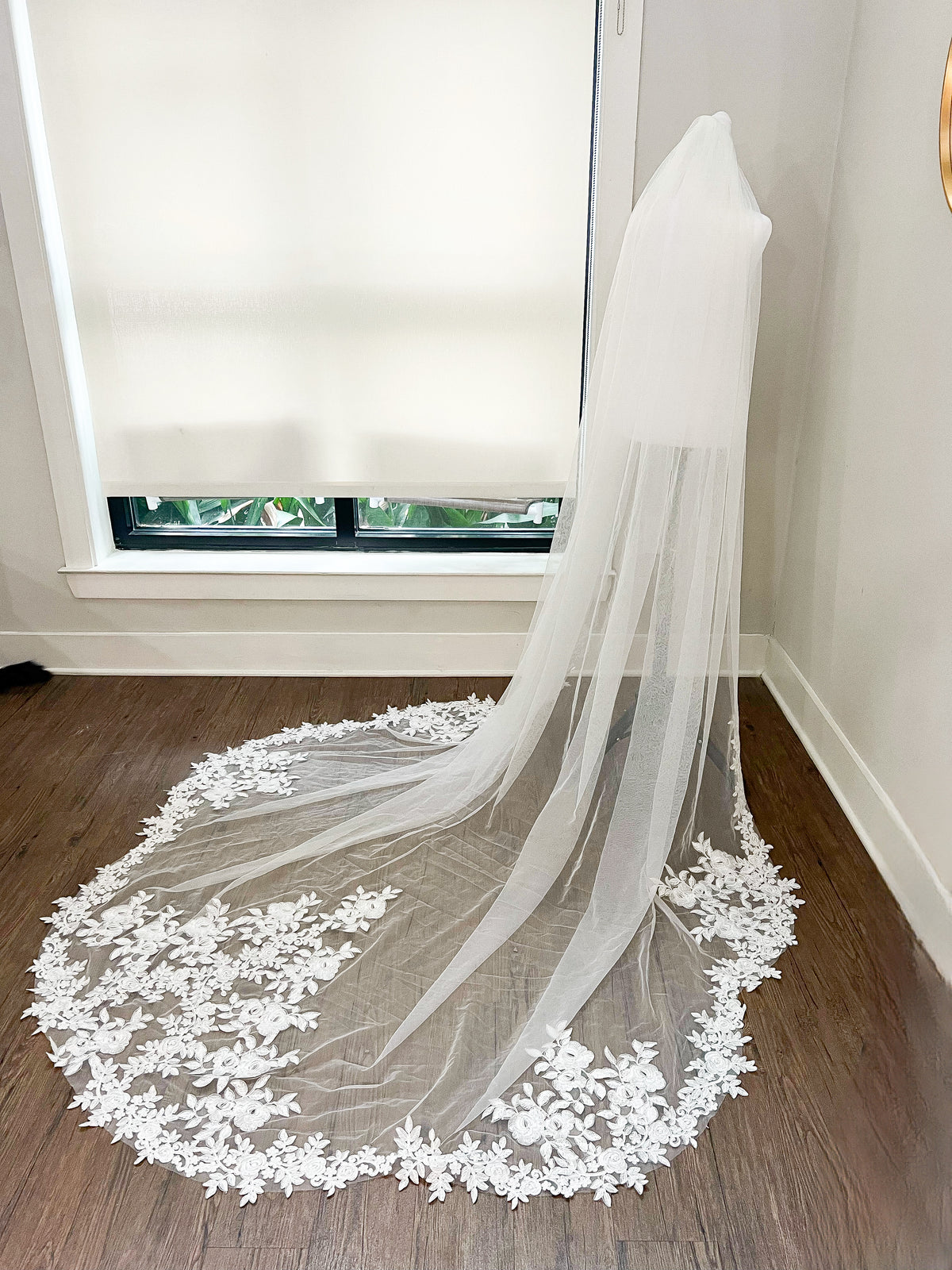 Luxurious One Tier Floral Lace Embroidered Bridal Veil Soft Tulle Medi Luxurious One Tier Floral Lace Embroidered Bridal Veil Soft Tulle Medi