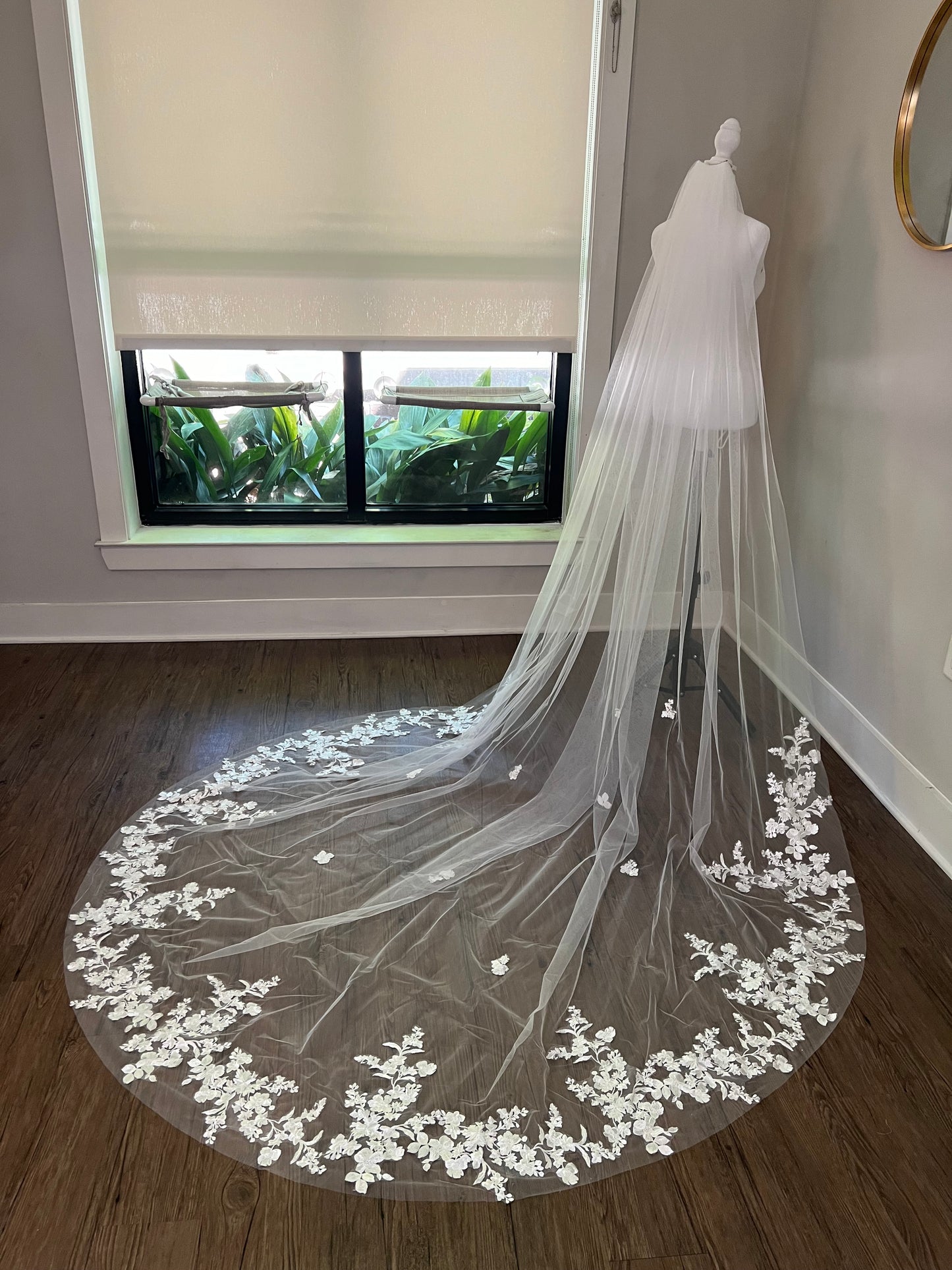 Elegant Circular Floor Length Floral Lace Embroidered Trim Wedding Veil with Comb