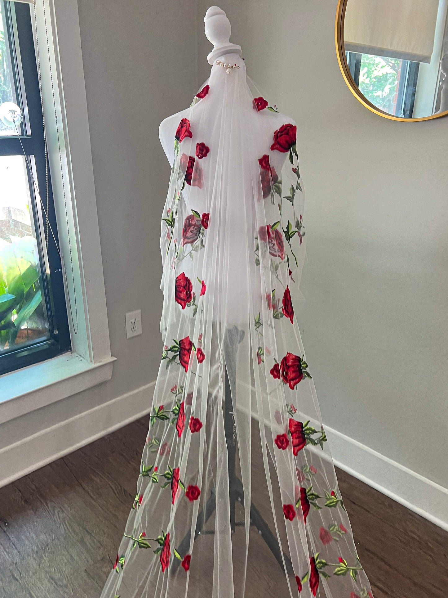 Elegant Floral Wedding Veil with Red Roses - Romantic Bridal Accessory