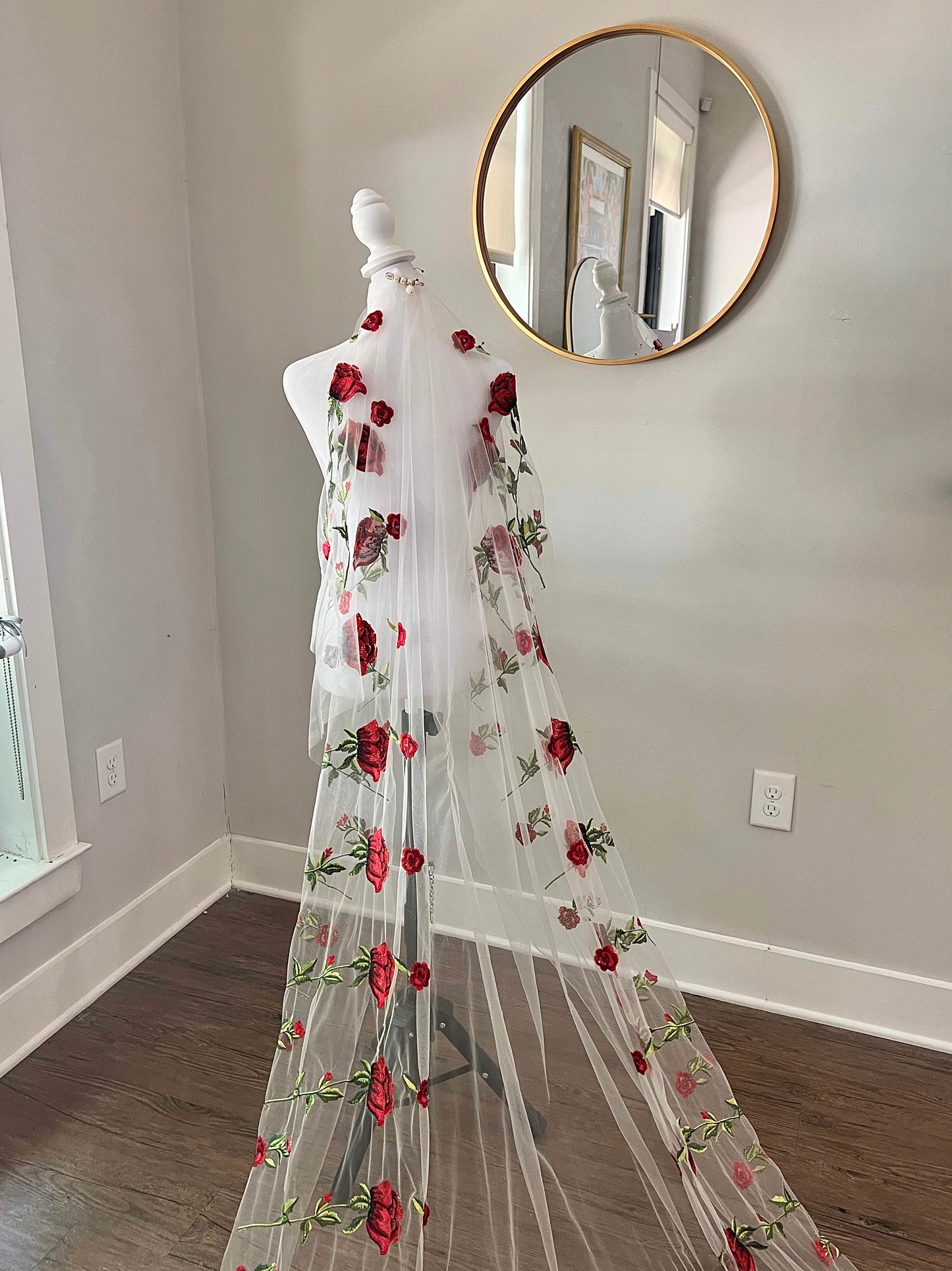 Elegant Floral Wedding Veil with Red Roses - Romantic Bridal Accessory