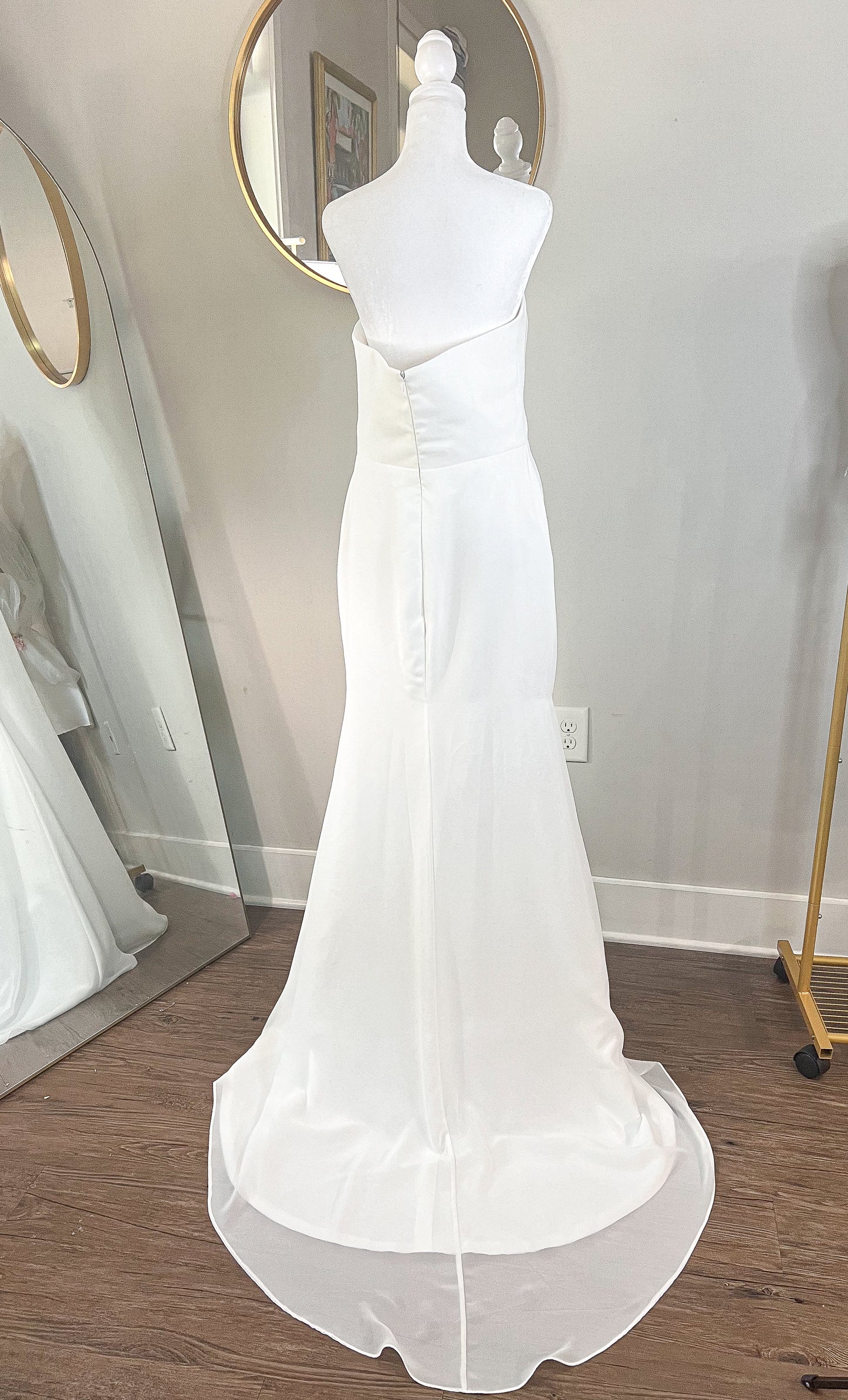 Simple Sweetheart Neckline Ivory Small Train Wedding Gown