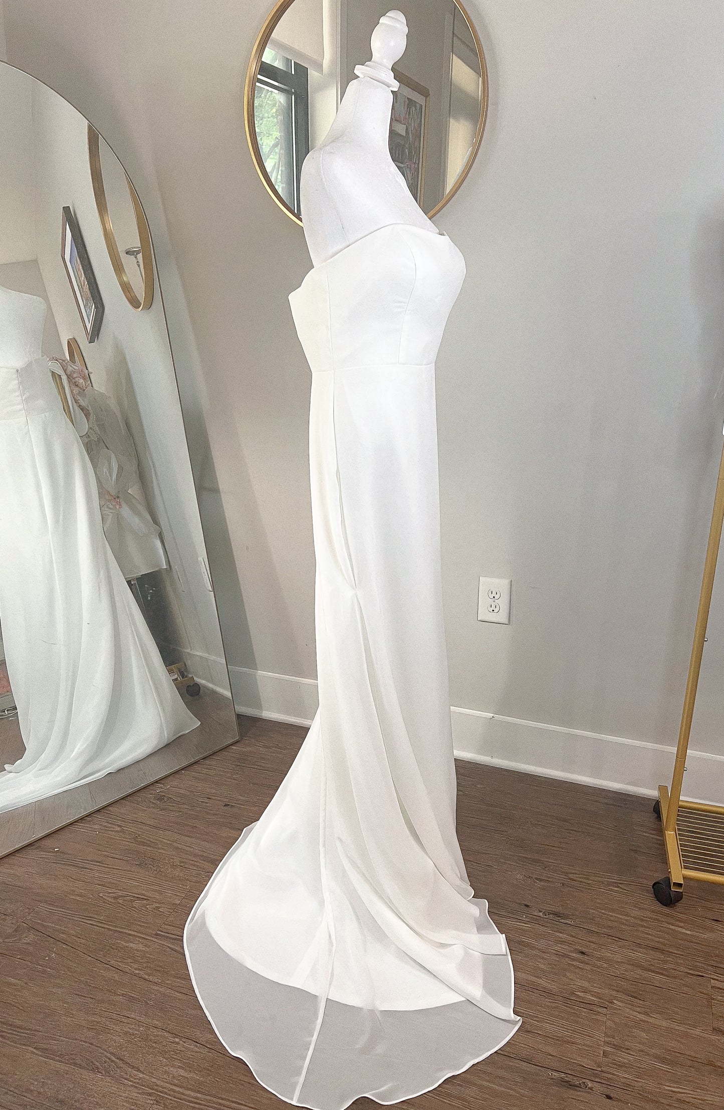 Simple Sweetheart Neckline Ivory Small Train Wedding Gown