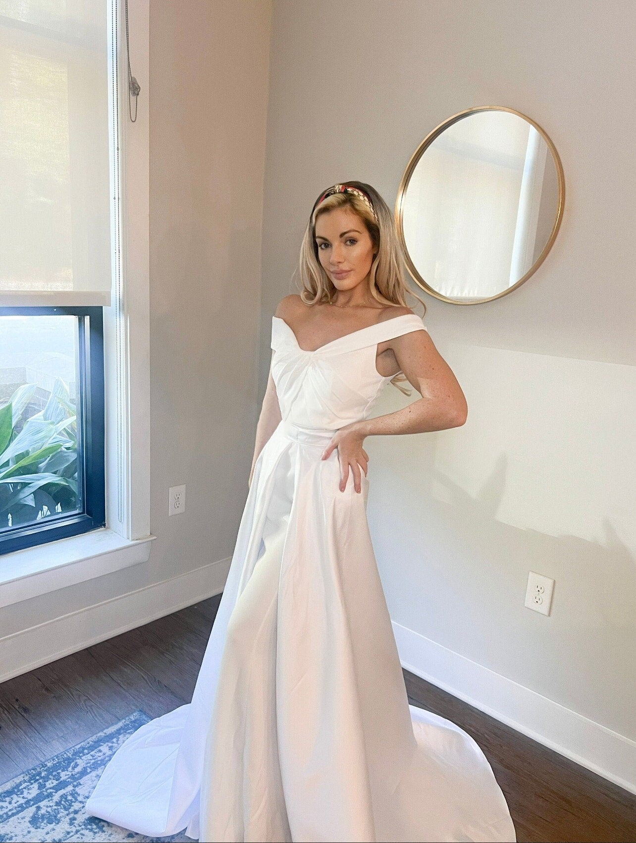 Sophisticated Trumpet Wedding Dress with Detachable Satin Train